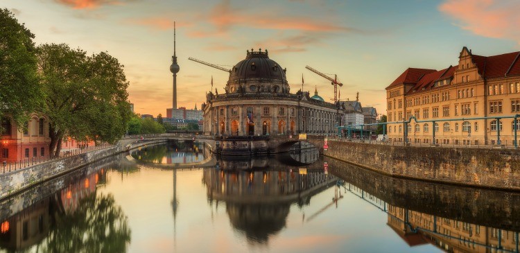 Blick über Spree in Ost-Berlin